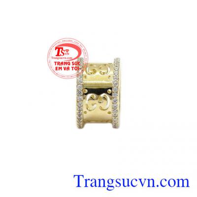  phẩm được thiết kế tinh tế, bắt mắt với hoa văn biểu tượng thương hiệu thời trang Gucci,Mặt dây Gucci nhập khẩu