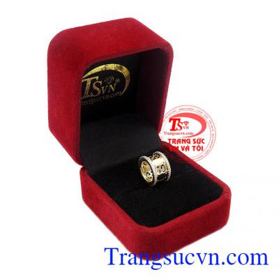 Mặt dây còn được đính thêm đá làm tăng vẻ nổi bật và sang trọng cho người dùng,Mặt dây Gucci nhập khẩu