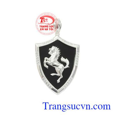 Mặt dây nam bạc quyền lực được chế tác tinh tế, chạm khắc hình ngựa tinh tế.