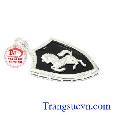 Ngựa là một trong số 12 con giáp, nó đại diện cho sức mạnh và quyền lực. Mặt dây nam bạc quyền lực