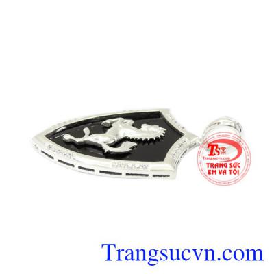 Mặt dây nam bạc quyền lực kết hợp với dây chuyền bạc mang lại vẻ nam tính, trẻ trung cho phái mạnh.