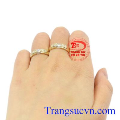 Nhẫn cưới vàng vĩnh cửu thời trang, được nhiều cặp vợ chồng ưa chuộng.