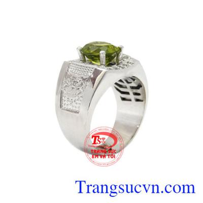 Nhẫn nam bạc Peridot được chế tác đá Peridot thiên nhiên, nhẫn bạc chạm khắc hình hổ dũng mãnh tạo nên vẻ nam tính cho người đeo. 