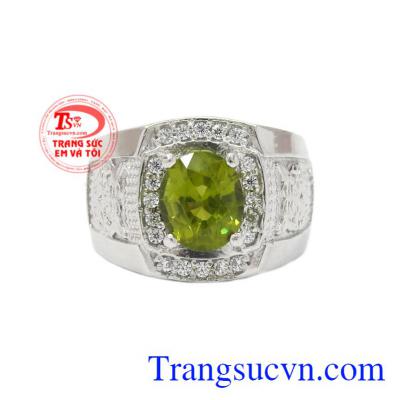 Nhẫn nam bạc Peridot mang lại vẻ sang trọng cho cánh nam nhi. 