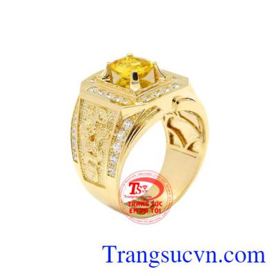 Nhẫn nam sapphire vàng sang trọng được chế tác tinh tế, chạm khắc rồng, sự kết hợp giữa vàng 14k và đá sapphire thiên nhiên.