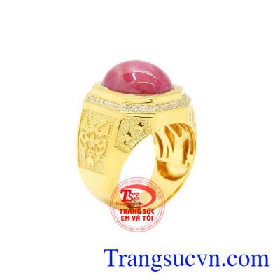 Nhẫn nam vàng Ruby sao đẹp được chạm khắc tỉ mỉ, chế tác vô cùng đẹp mắt.