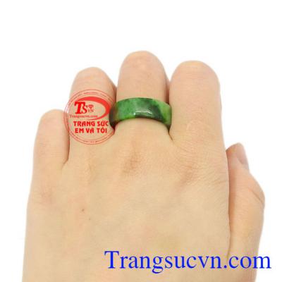 Nhẫn ngọc Jadeite bình an đeo hợp thời trang.