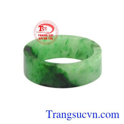 Ngọc cẩm thạch là viên đá quý được nhiều quý tộc, vương giả quyền quý ngày xưa ưa chuộng.