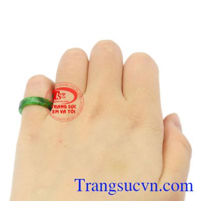 Nhẫn ngọc Jadeite ngón út đẹp thiên nhiên có giấy kiểm định đá quý uy tín.