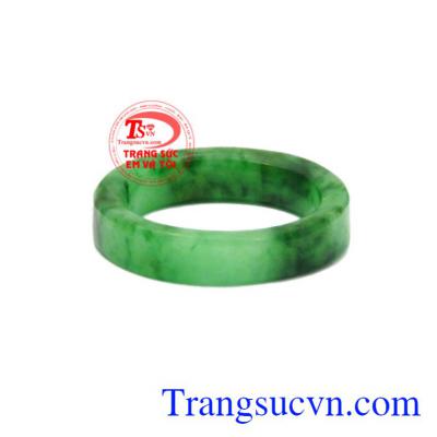Nhẫn ngọc Jadeite ngón út đẹp khong chỉ làm đẹp mà còn mang lại may mắn về phong thủy cho người đeo.