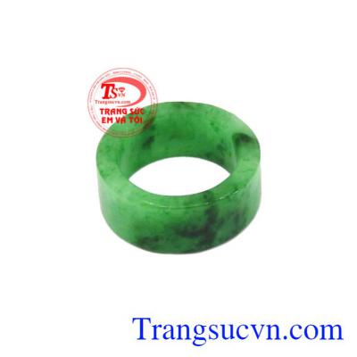 Nhẫn ngọc ngón út Jadeite sẽ là sự lựa chọn hoàn hảo để làm quà tặng cho người thân, bạn bè.