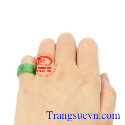Nhẫn ngọc ngón út Jadeite thiên nhiên có giấy kiểm định đá quý uy tín.