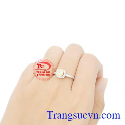 Nhẫn nữ vàng gắn đá Opal thiên nhiên