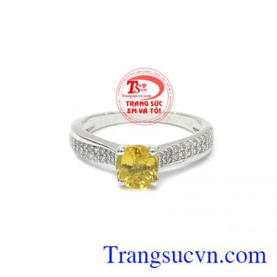 Nhẫn nữ sapphire vàng rất hợp với người mệnh thổ và mệnh kim đem lại sự vui vẻ, thịnh vượng