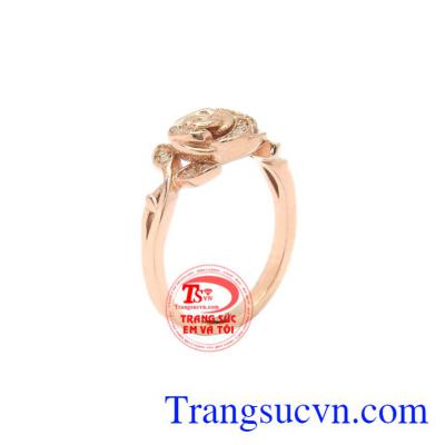Nhẫn nữ vàng hoa hồng được chế tác từ vàng hồng 10k, thiết kế tỉ mỉ.