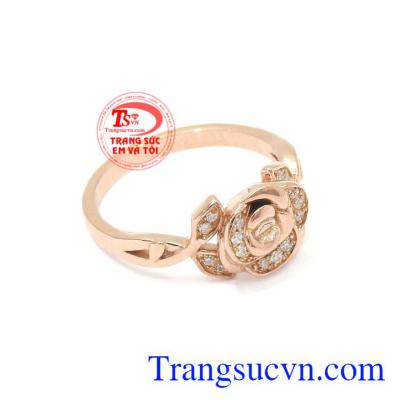 Nhẫn nữ vàng hoa hồng tôn lên vẻ nữ tính, thanh lịch cho phái đẹp.