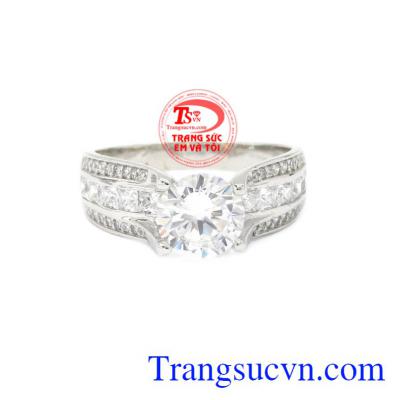 Nhẫn nữ vàng trắng nổi bật được thiết kế đẹp mắt, công phu.