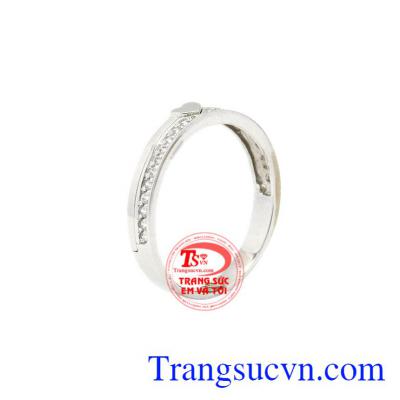 Nhẫn nữ vàng trắng trái tim nhỏ xinh được chế tác tinh tế từ vàng 18k chất lượng.