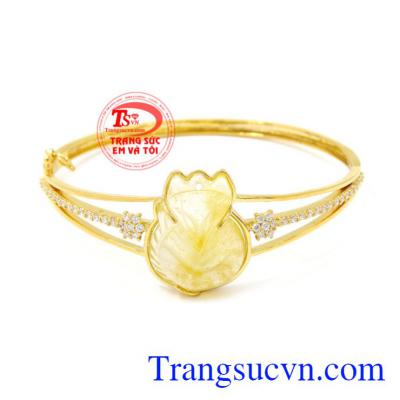 Vòng tay vàng hồ ly thạch anh tóc được chế tác từ đá thạch anh tóc thiên nhiên và vàng 10k.