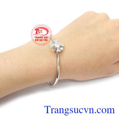 Vòng tay vàng trắng phong cách thiết kế tinh xảo, giao hàng nhanh trên toàn quốc.