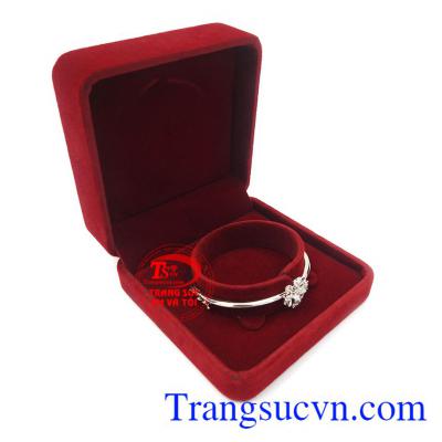 Vòng tay vàng trắng phong cách phù hợp xu hướng thời trang sang trọng, quý phái và dịu dàng của phái đẹp