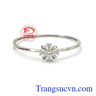 Vòng tay vàng đính đá thương hiệu Em Và Tôi uy tín, chất lượng, giá cả hợp lý