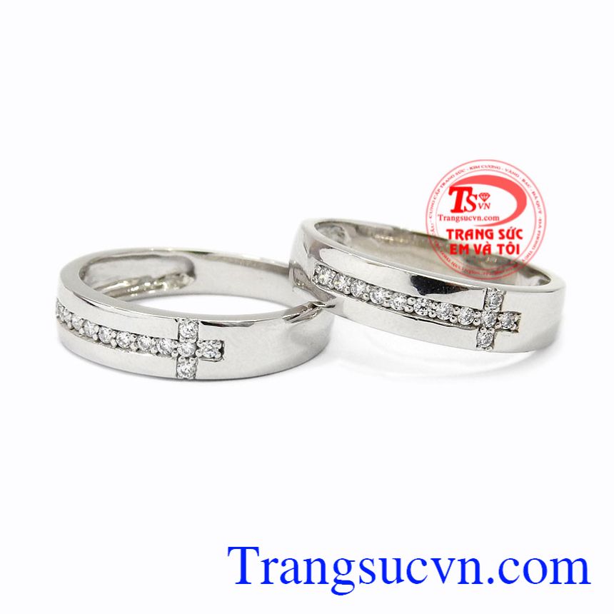 Nhẫn cưới vàng trắng trơn được thiết kế không cầu kì nhưng cũng không kém phần tinh tế.