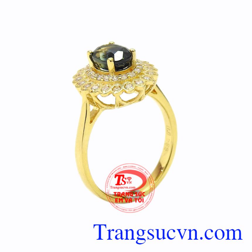Nhẫn nữ vàng sapphire duyên dáng mang lại vẻ đẹp quý phái, sang trọng cho các quý cô sành điệu.
