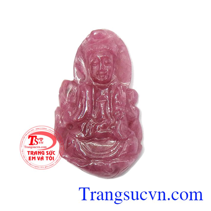 Phật ngọc ruby là sản phẩm được chế tác tỉ mỉ, công phu với đường nét chạm khắc tinh xảo tỉ mỉ