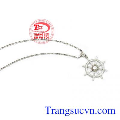 Mặt dây hoài bão được chế tác 3D sắc nét và được gắn đá lấp lánh vô cùng sang trọng