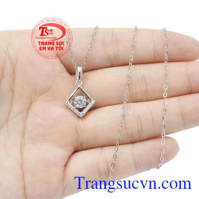 Dây chuyền thiết kế đơn giản nhưng lại rất bắt mắt làm tăng sự nổi bật của sản phẩm,Bộ dây chuyền vàng trắng nữ tính