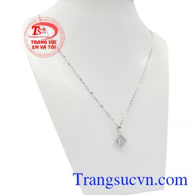 Thiết kế mới lạ, độc đáo tạo cảm giác sành điệu cho người dùng,Bộ dây chuyền vàng trắng nữ tính