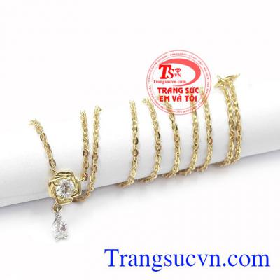Kiểu dáng đơn giản thích hợp với mọi lứa tuổi và nhiều loại trang phục khác nhau. Bộ dây vàng màu nữ tính