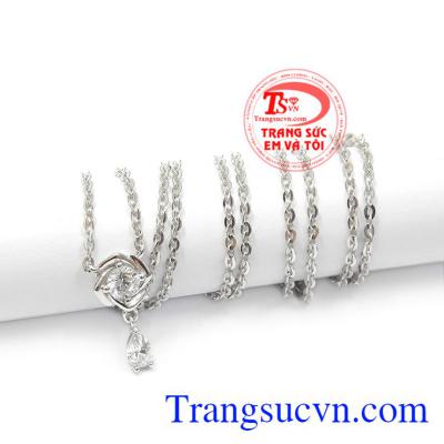 Với kiểu dáng nhẹ nhàng, tinh tế nhưng không kém phần nổi bật và tôn lên vẻ đẹp cho các bạn nữ. Bộ dây vàng trắng nữ tính