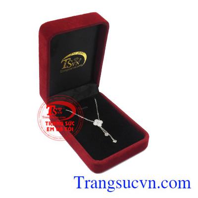 Thích hợp cho các bạn nam mang đi làm quà tặng cho người thân hoặc bạn bè. Bộ dây vàng trắng thanh lịch