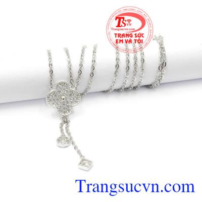 Với thiết kế hình cỏ ba lá mang ý nghĩa may mắn cho chủ nhân. Bộ dây vàng trắng thanh lịch