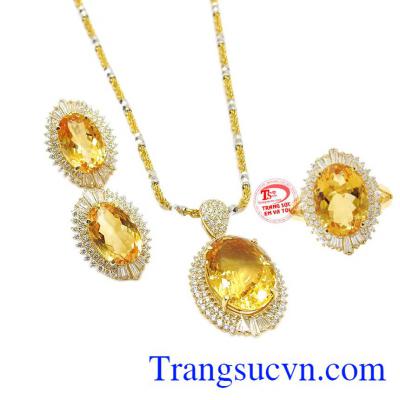Bộ nữ trang thạch anh vàng ấn tượng gồm dây chuyền, mặt dây, hoa tai và nhẫn. 