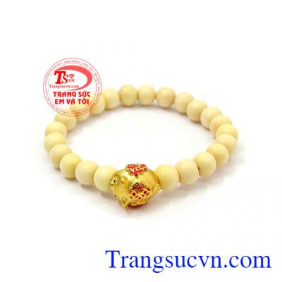 Chuỗi tay dâu heo vàng ta được chế tác tinh tế kết hợp giữa hạt dâu tằm và charm chú heo vàng ta xinh xắn,Chuỗi tay dâu heo vàng ta