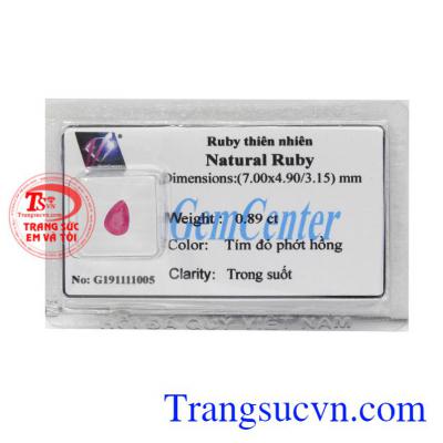 Đá quý Ruby ép vỉ may mắn được chế tác hình giọt nước sắc nét, tinh tế. 