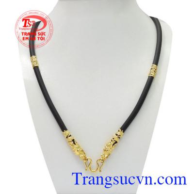 Dây chuyền cao su bọc rồng được chế tác tinh xảo, độc đáo sẽ khiến cho các cánh mày râu thích thú.