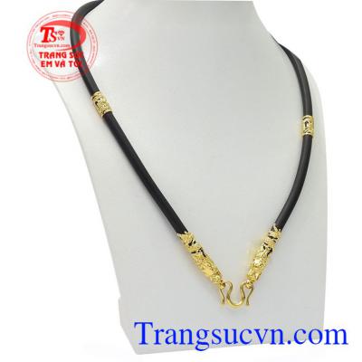 Dây chuyền cao su bọc rồng kết hợp với mặt dây chuyền vàng sẽ mang lại vẻ nam tính cho phái mạnh.