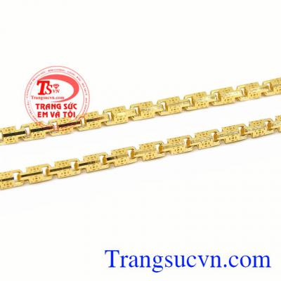 Thiết kế tỉ mỉ với chi tiết kim tiền mang lại sự may mắn và thành công cho phái mạnh. Dây chuyền nam phú quý