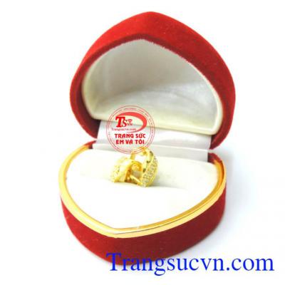 Hoa tai chiếc lá vàng 10k tôn lên vẻ hiện đại, thanh lịch cho phái đẹp. Hoa tai chiếc lá vàng 10k bảo hành 6 tháng.