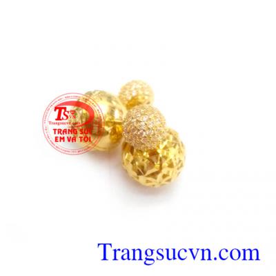 Hoa tai dior vàng mang lại vẻ sang trọng, tinh tế cho người đeo. Hoa tai dior vàng bảo hành uy tín.