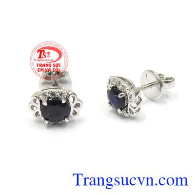 Hoa tai Sapphire xinh xắn là lá bùa hộ mệnh mang lại thịnh vượng, bình an và may mắn cho người đeo