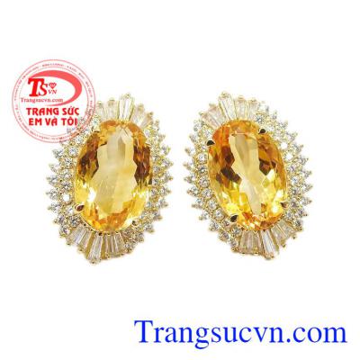 Hoa tai thạch anh vàng ấn tượng được thiết kế đúng như tên gọi của nó.