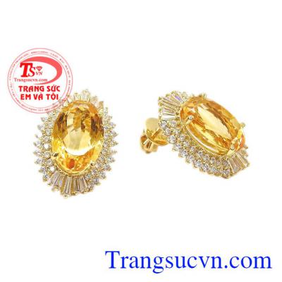 Kiểu dáng sang trọng, quý phái mang đến cho người phụ nữ càng thêm xinh đẹp hơn. Hoa tai thạch anh vàng ấn tượng