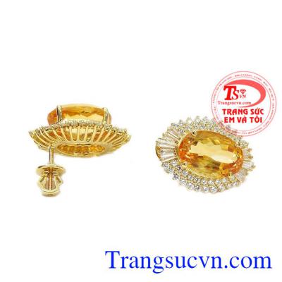 Sản phẩm kết hợp hài hòa giữa vàng tây 14k và thạch anh vàng càng giúp sản phẩm thêm giá trị. Hoa tai thạch anh vàng ấn tượng