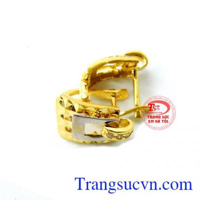 Hoa tai vàng 10k quý phái phù hợp làm quà tặng cho người thân, bạn bè. Hoa tai vàng 10k quý phái đẹp.