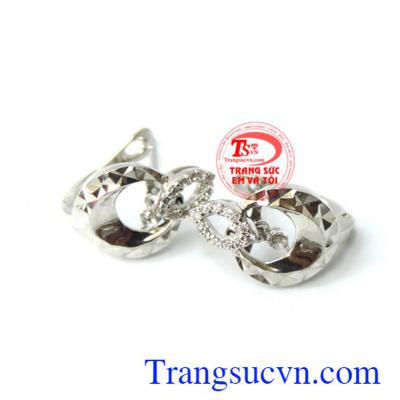 Hoa tai vàng trắng 18k tinh tế mang lại vẻ tinh tế, thanh thoát cho phái đẹp.